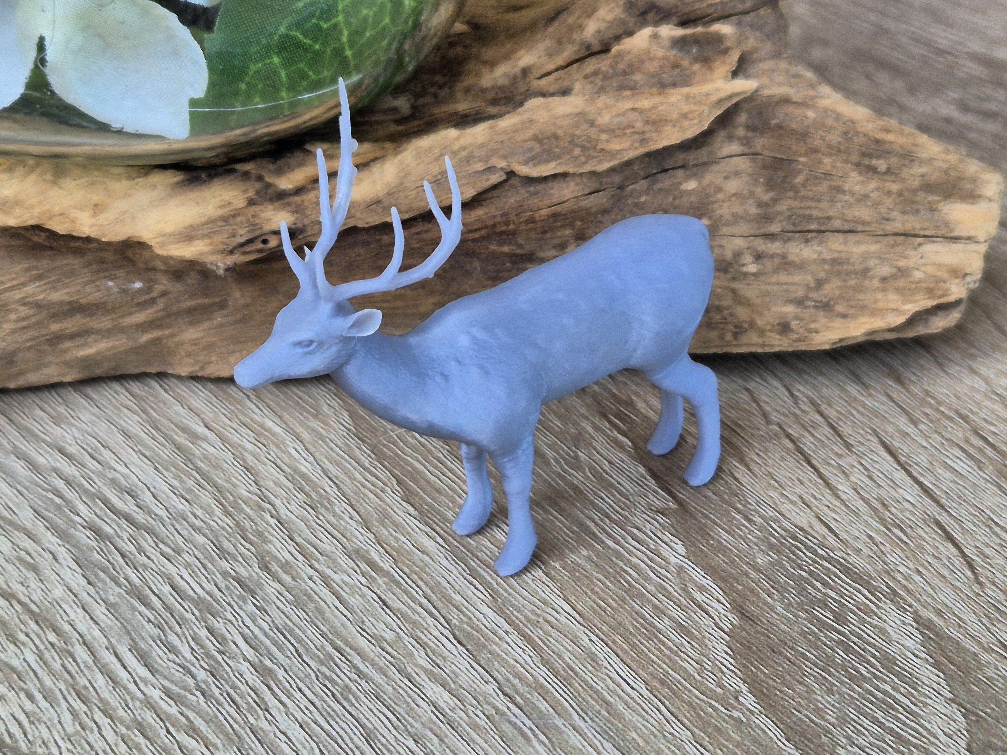 3D-gedruckte Miniaturfigur eines Rehs für die Modelleisenbahn, gedruckt aus grauem Kunstharz. 3D-gedruckte Miniaturfigur eines Rehs für die Modelleisenbahn, gedruckt aus grauem Kunstharz.