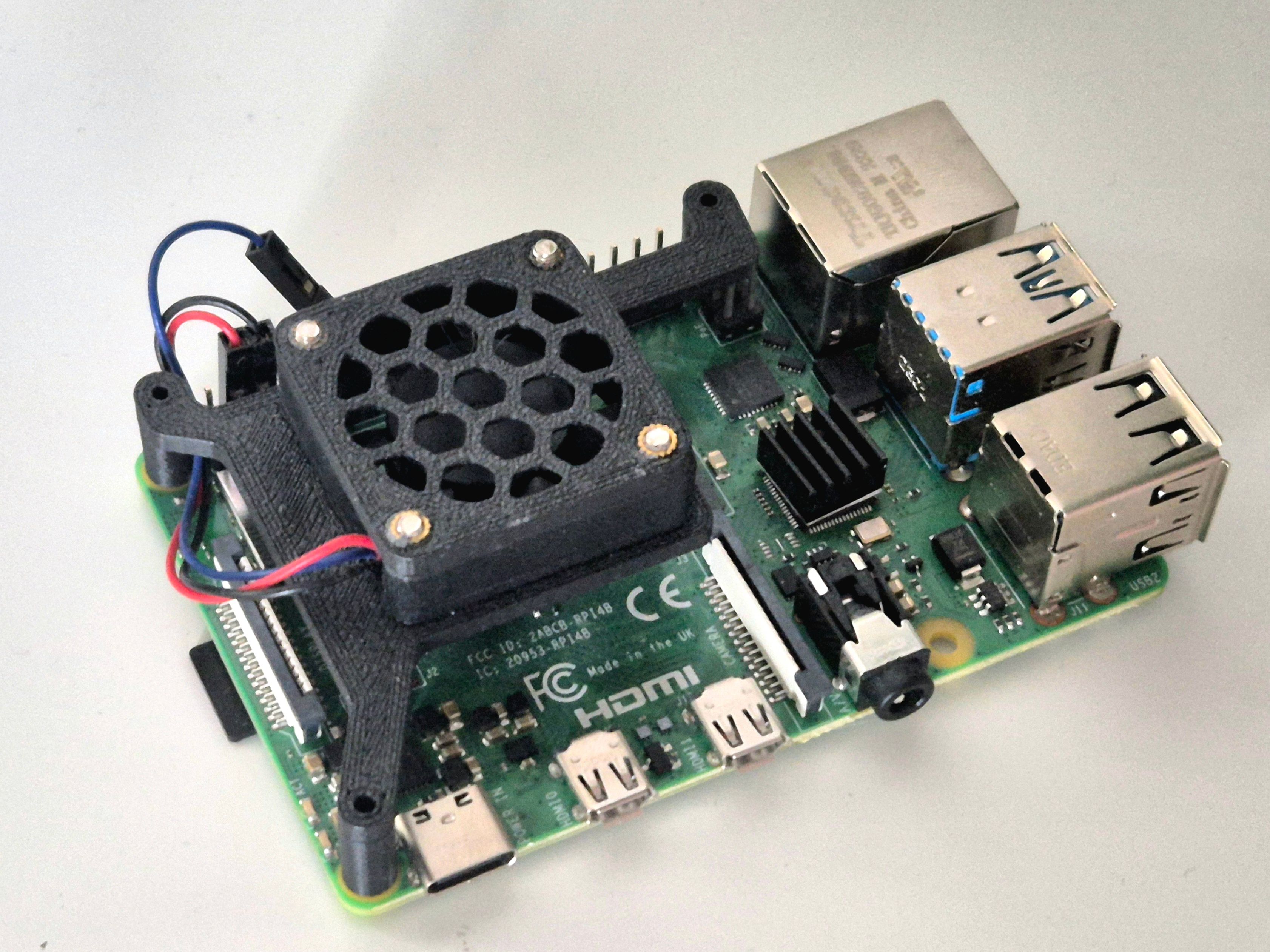 Raspberry Pi 4 Lüfterhalterung, montiert auf dem Raspberry Pi 4. Gedruckt im FDM Verfahren in schwarz (PLA). Raspberry Pi 4 Lüfterhalterung, montiert auf dem Raspberry Pi 4. Gedruckt im FDM Verfahren in schwarz (PLA).
